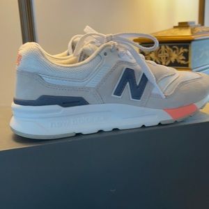 New Balance Classic Sneakers. Size 6